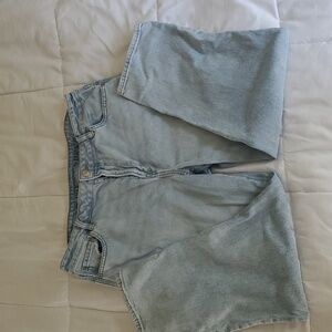 American Eagle Strigid Mom Jeans Women’s Size 16 Short High Rise Light Wash